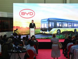 Szijjártó Péter a BYD komáromi buszgyárának alapkőletételi ünnepségén